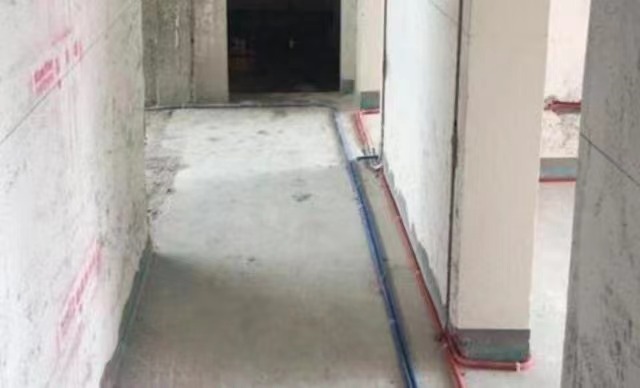 水電管排布引發(fā)分歧，師傅說(shuō)維修方便，業(yè)主卻要推翻重來(lái)